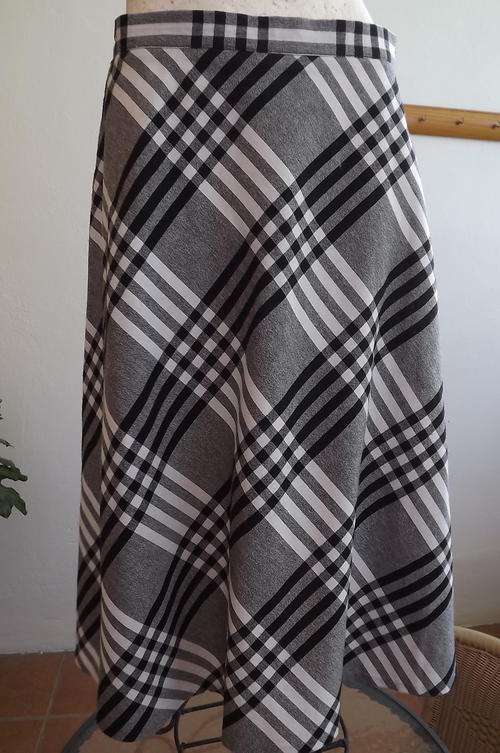 Stunning Wool Blend Black & White Check Skirt by Daytimer in size 14/38 - excellent condition