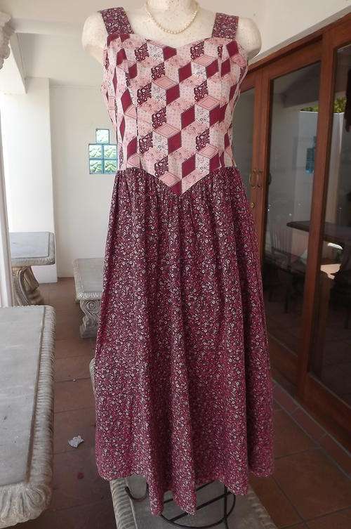 Very Pretty Maroon & Pink Floral Patterned Dress in size 10/34 - good condition