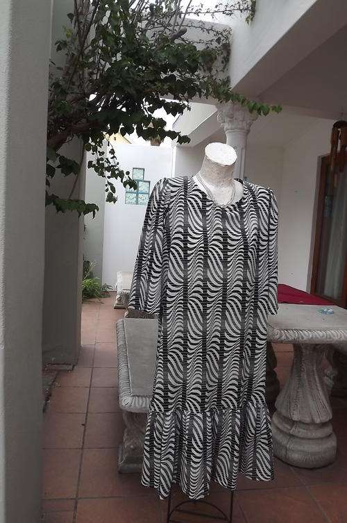 Geometric Patterned Black & White Vintage Dress in size 18/42 - good condition