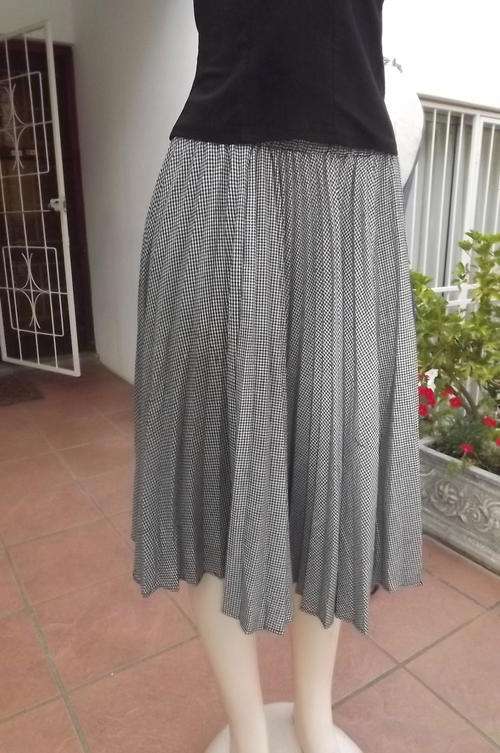 Black & White Flair Cut Pleated Skirt with Elasticated Middle in size 14/38 - good condition