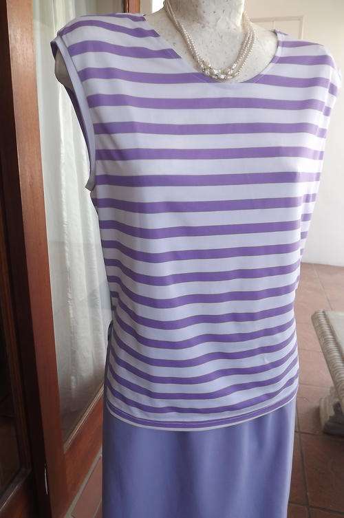 White & Lavender Horizontally Striped Top in wash & wear Polyester in size 16/40 - good condition