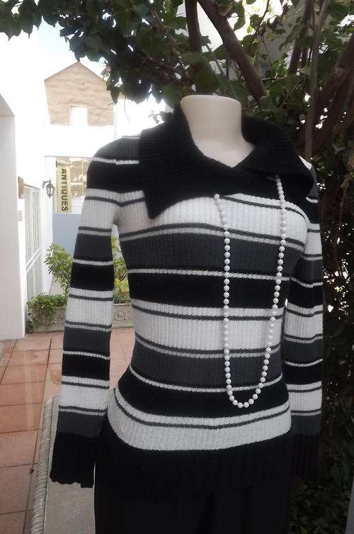 Horizontally Striped Knitted Top in Black, Grey & White acrylic in size 8/32 by Truworths -good cond