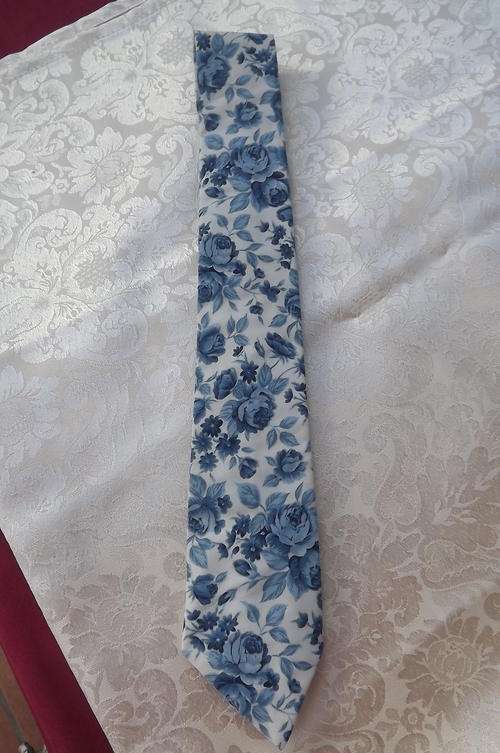 Country Style Blue Floral Tie - width 6.75cm - good condition