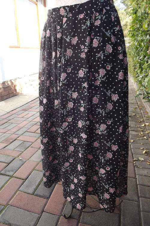 Stunning Black Summer Pleated Skirt with Cheerful Pink Carnations and White Polka Dots in size 12/36