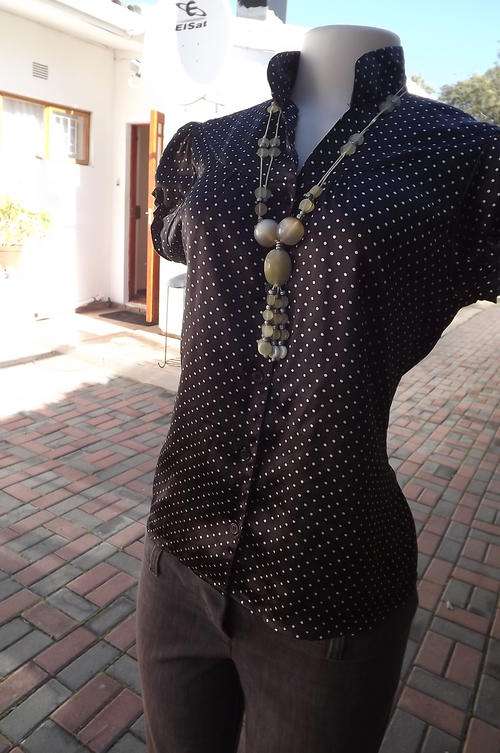 Chocolate Brown Silky Cap Sleeve Blouse with White Polkas in size 10/34 by Art - new condition