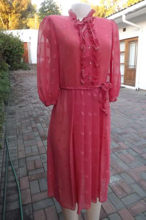 Vintage Clothing Coral Colour Vintage Dress by Old Truworths Exclusive in size 8 32 with 88cm bust good condition was sold for 110.00 on 28 Aug at 08 31 by trendyvintage191 in Oudtshoorn ID 156624105