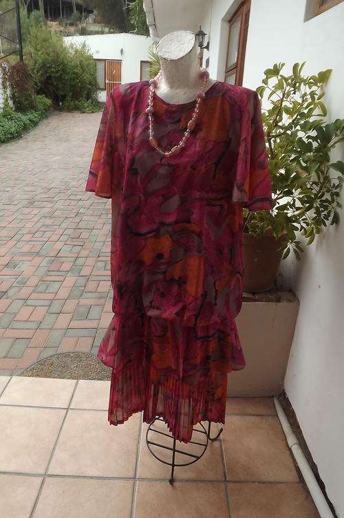 Beautiful 80's Dress by Foschini in Warm Printed Colours in size 14/38 - as new
