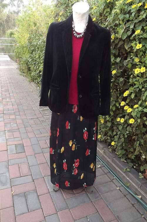 Black Anna Pia Lined Jacket in Niedieck Brillian Velvet in size 8/32 -2 front pockets-very good cond