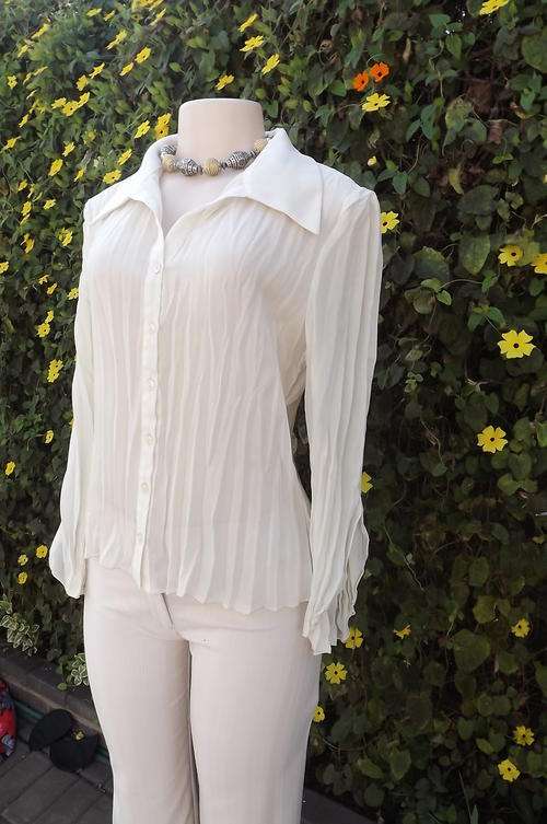 Smart Permanent Pleated Cream Blouse in size 10/34 by Topics - note unique sleeves - very good cond