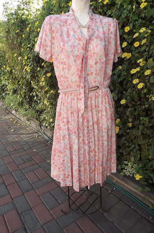 Pinkish Summer Dress with Small Floral Pattern by Foschini in size 16 40 new dirty pink belt incl