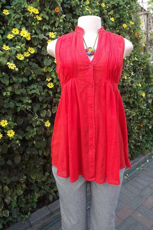 Sexy & Cool Red Summer Top in size 8/32 - sleeveless with pleats on fronts - good condition