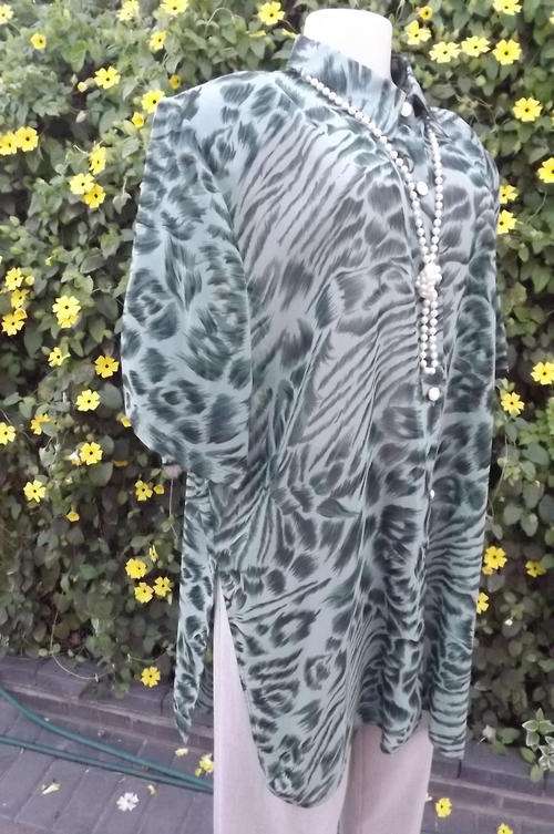 Long Short Sleeve Sheer Green Patterned Blouse in size 24/48 by Bai Fai - note detail on back