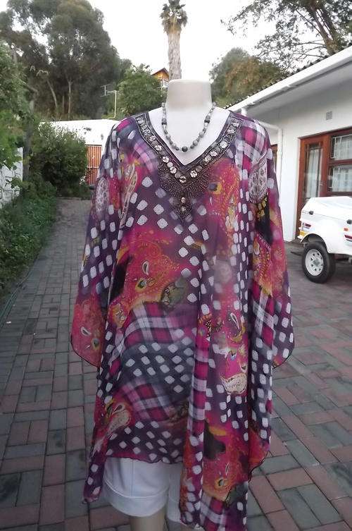 Geometric & Paisley Printed Together on this lovely flowing top in purple/pinks - free size