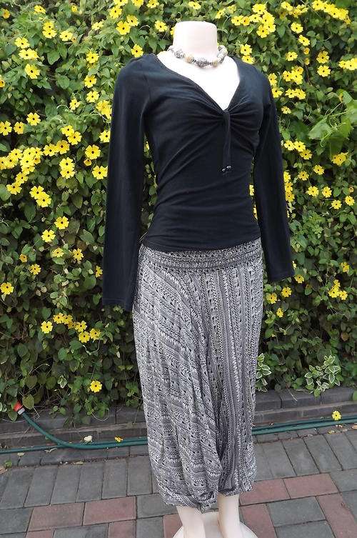 Black Cotton Stretch Long Sleeve Top by Identity in size 6/30-gathered neckline with decor-good cond