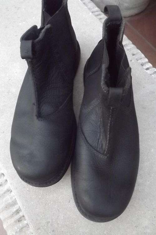 Pair of Black Genuine Leather Hi Tec  Raceway Men's Shoes in size 8 - worn at the most 3 times