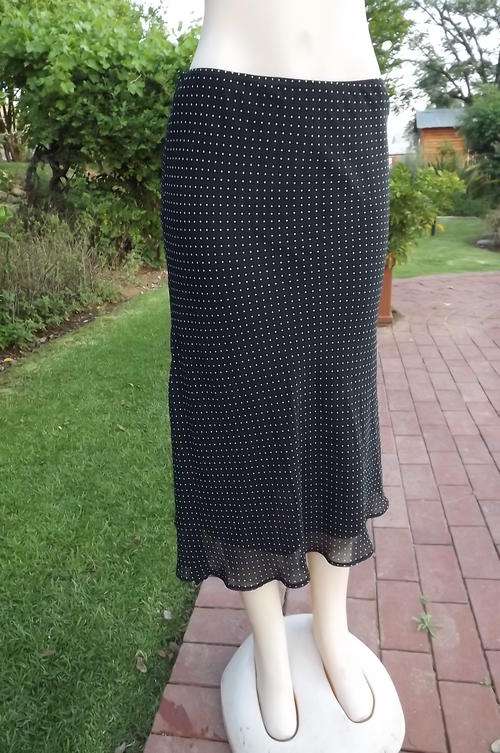 Black & White Polka Dot Polyester Chiffon Skirt in 2 Layers in size 10/34 by Woolworths - new cond
