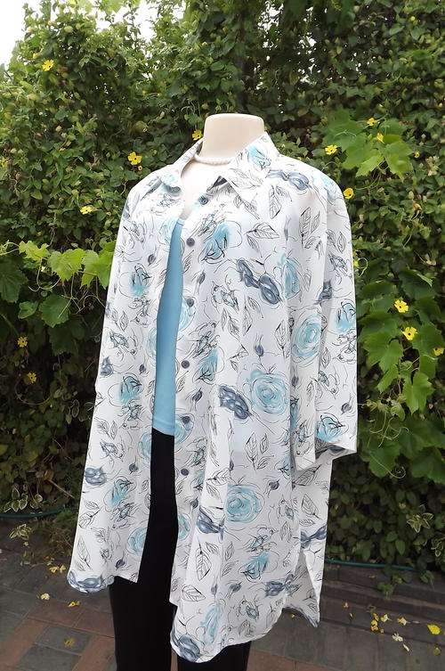 Pretty white polyester shirt with short sleeves.Floral pattern.Size 48/24.New condition