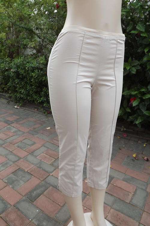 Beige ankle length pants by Gap.Size 32/8 with stretch cotton.Made in Bahvain.Very good condition.