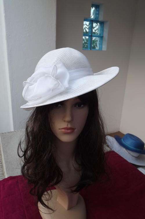 Beautiful Real Vintage White Hat with Chiffon Band & Bow - needs a bit of cleaning but in good cond