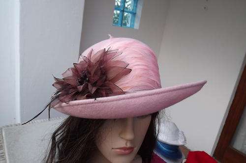 Fedora Felt Hat in Pink with Feathers and Brown Removable Flower - good condition