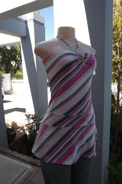 Diagonally striped pink,grey&white stretch cotton top.Size 32/8.Build in bra.Halter neck.Good condit