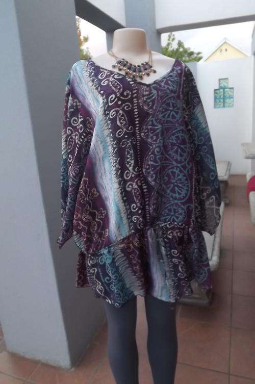 Beautiful PennyC V-neck top in medley of blue&purple.Size 52/28.White strapy cami included.New cond