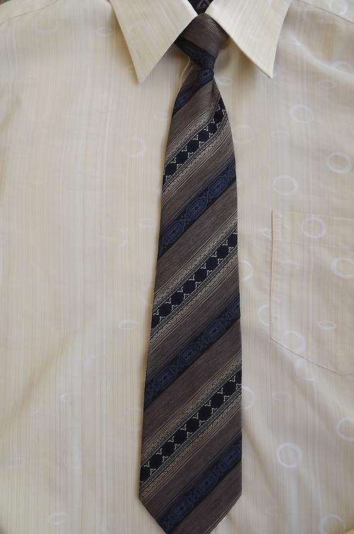 Clip on beige&black patterned stripe tie by Prince Regent.Width 8cm
