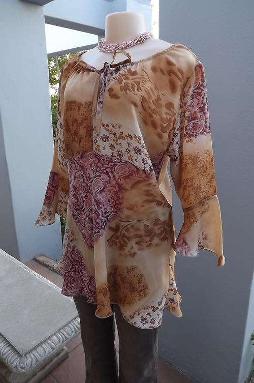 Caramel&Pink printed top.Size 40/16 by Michaela in polyester fabric.Elbow length sleeves.Good condit