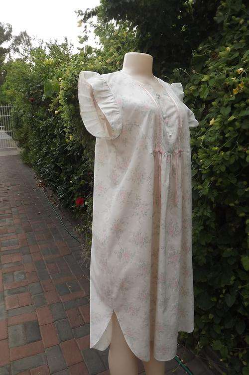 Cream polycotton vintage nighty with pink rose posies.Size 34/10.Bust 94cm.Frilled cap sleeves.