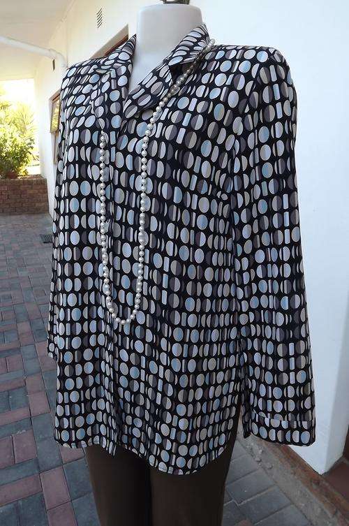Black Imagemaker heavy polyester wash&wear long sleeve blouse.Size 34/10.Back yoke with 2 pleats.