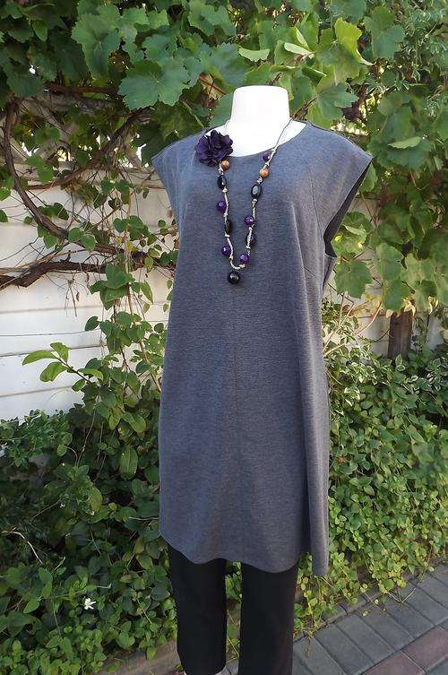 Lovely grey long top/short dress from Woolworths in size large-to fit buts 105-116cm.Polyester/Rayon