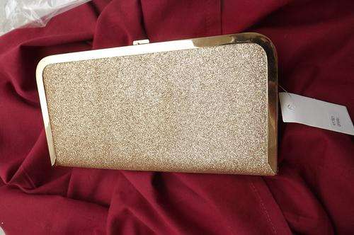 Fabulous gold fabric evening bag in metal frame closing with clip.Can use as shoulder bag/clutch bag