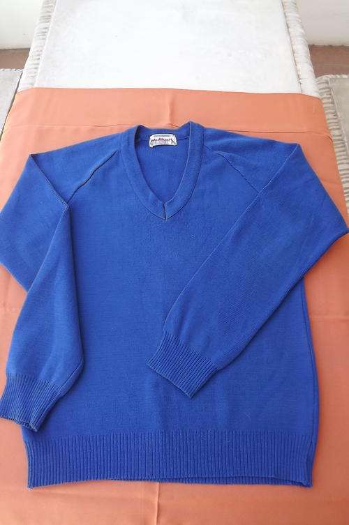 Royal blue V-neck knitted mullknit school sweater. 100% acrylic.Size 34/10 - 87cm.Good condition