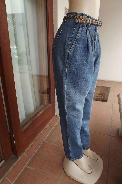 High waisted denim jeans in 100% cotto.Size 36/12.Can wear with or without belt.Used but in good con