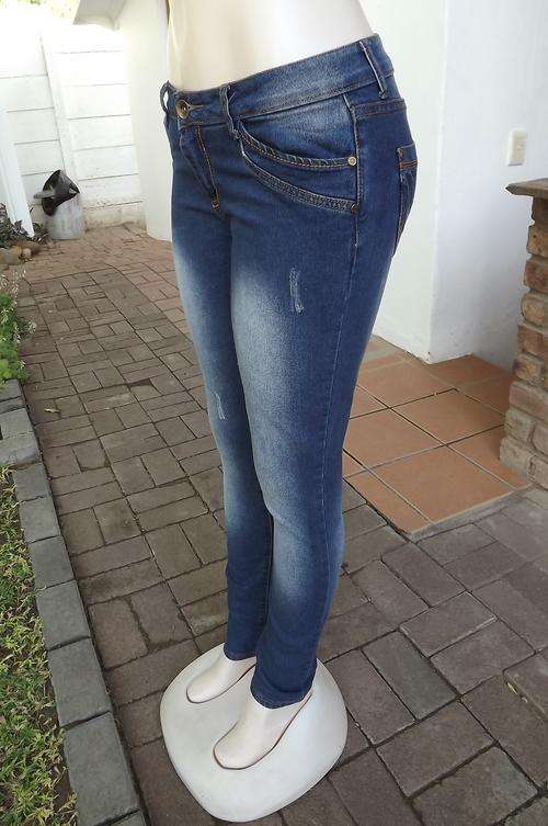 Sexy denim polycotton stretch jeans by Network in size 32/8.Skinny with low rise.Pockets at front an