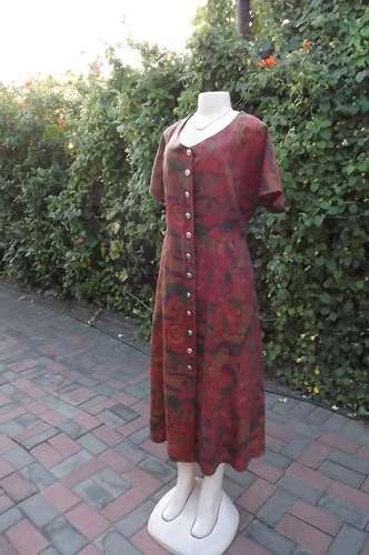 Button down printed autumn colour dress in size 42/18.Short cut-on sleeves.Round neckline.Two straps