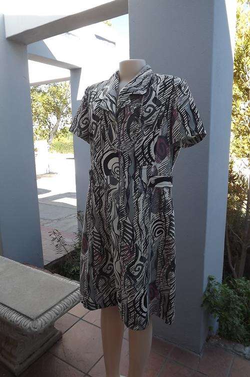 Vintage crimplene dress in size 42/18.White,grey and violet geometric pattern.Button down top