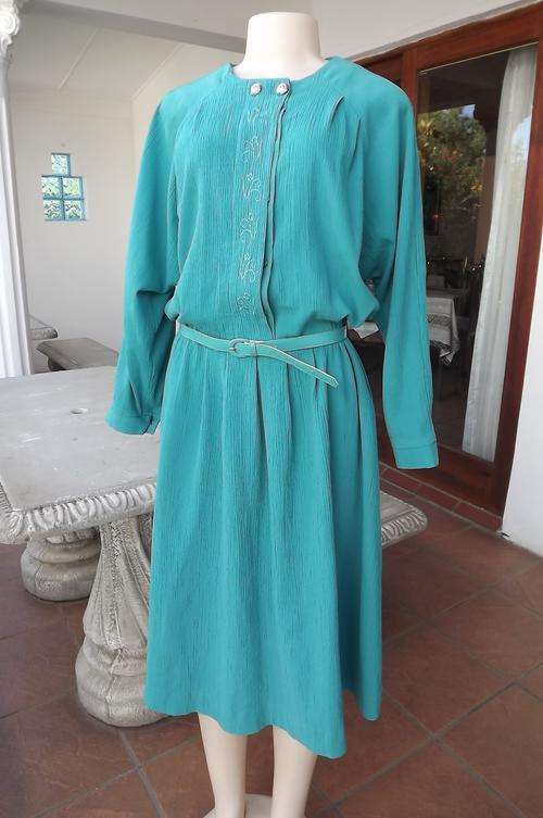 Turquoise vintage crinkled poly/viscose dress.Size 40/16.Raglan sleeves.Button down top with embroid