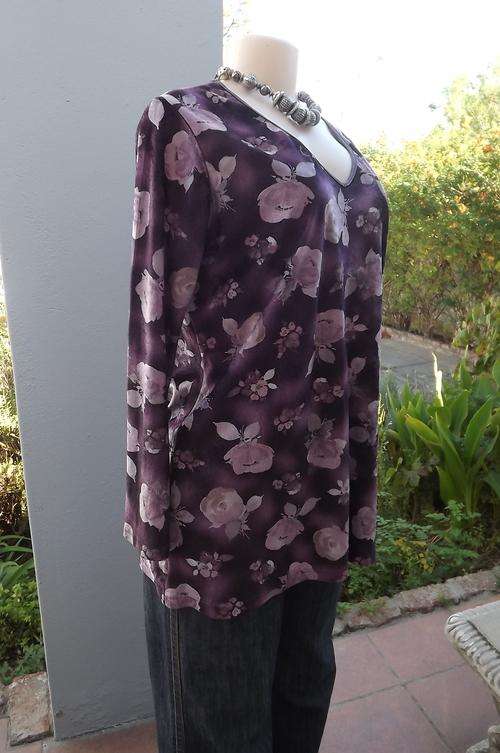 Purple floral velour stretch long sleeve top with V-front.Size 40/16.In very good condition