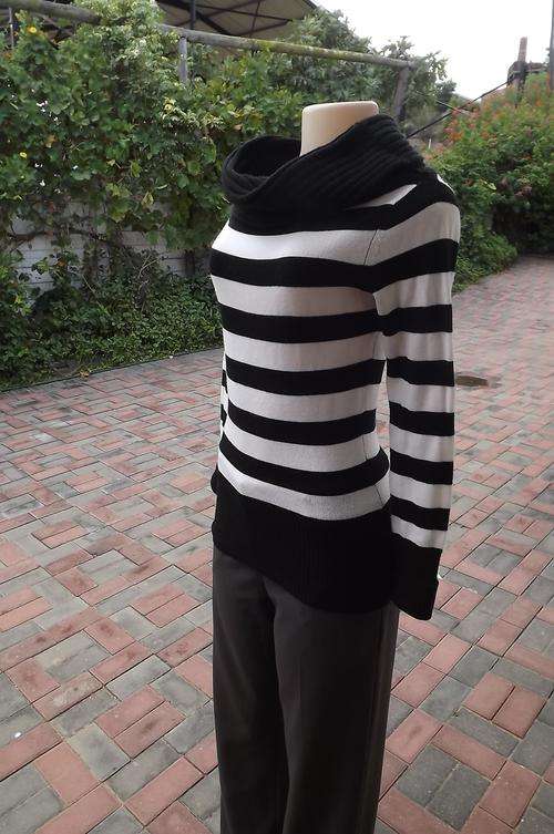 Black & white horizontally striped knitted top with wide ribbed collar.Size 32/8.Also wide ribbed cu