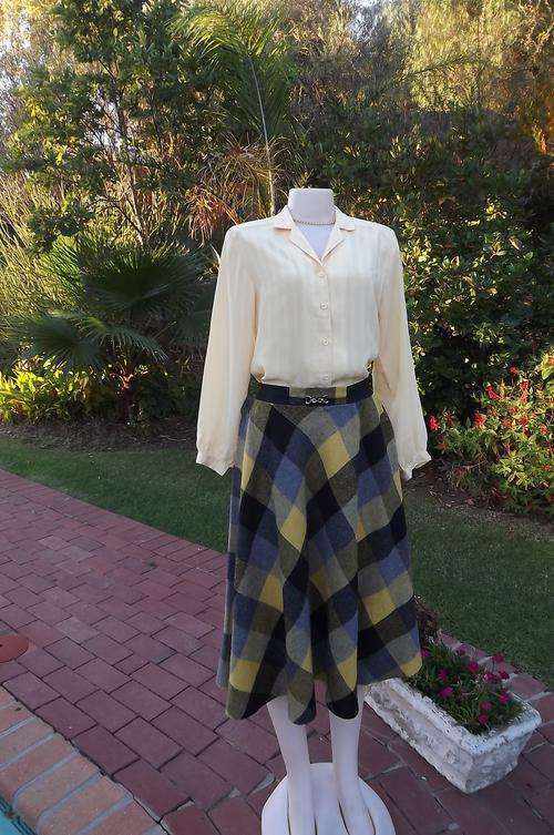 Beautiful tartan check winter flare skirt in yellow,black and grey.Size 38/14.Black elasticated midd
