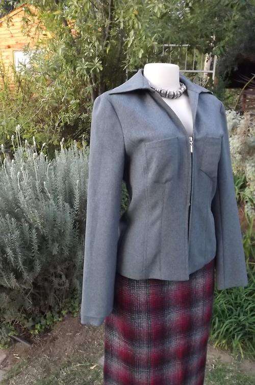 Grey Inwear size 32/8 zipped jacket in 100% polyester.Tailored style.Two front pockets.In very good