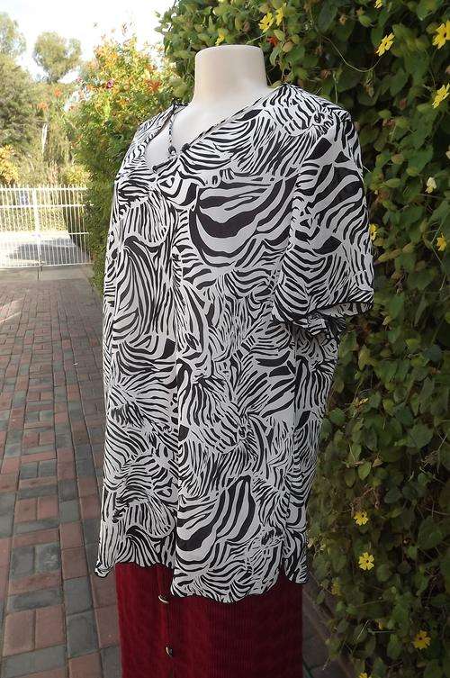 Animal print top in black&white by Penny C in size 48/24.Lined front with V-neck and beaded decorati