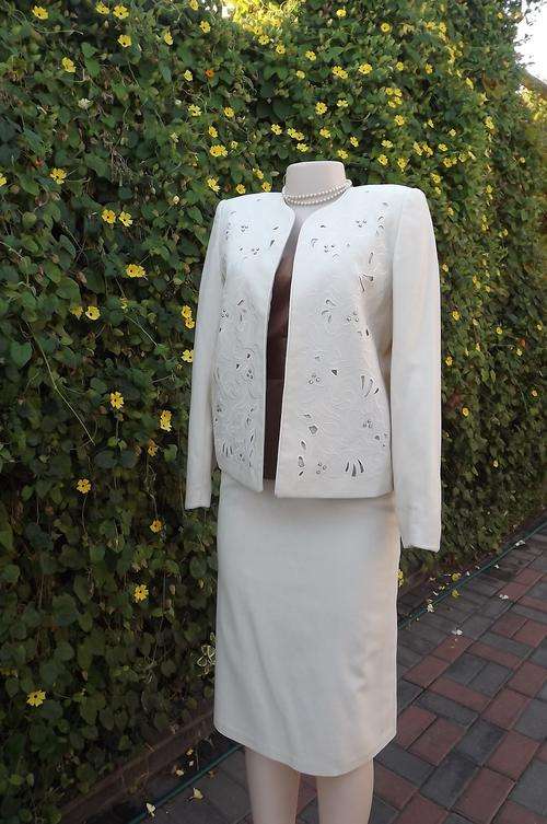 Vintage cream fully lined 2piece suit in 45%wool 55%polyester.Size 32/8.Pencil skirt.Short open jack