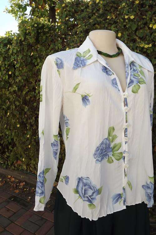 White creased polyester blouse with blue rose pattern by Delswa size 36/12.Front loops and buttons.