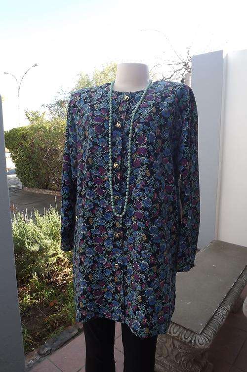 Beautiful floral collarless long top in wash&wear polyester.Size 42/18.Slitted sides.Button down fro