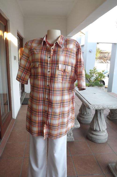 Extra long check Donatella ladies shirt in size 46/22.Cowboy style cuffs.Two front pockets.Button do