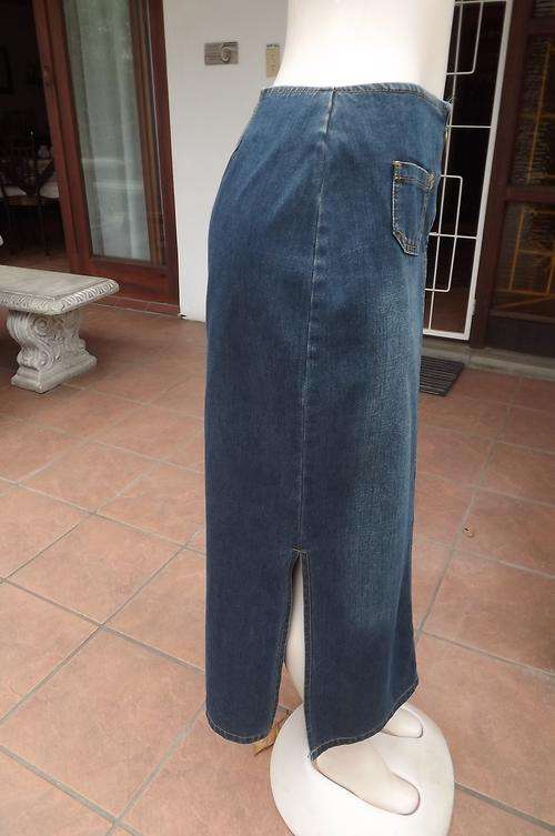 Sleek denim skirt with zip on front.Bandless middle.Size 36/12 from Audacity.Two small pockets on fr