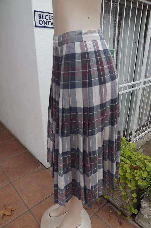 Boutique made pleated skirt in tastefull check colouring.Size 36/12.Heavy cotton fabric.Blue,purple