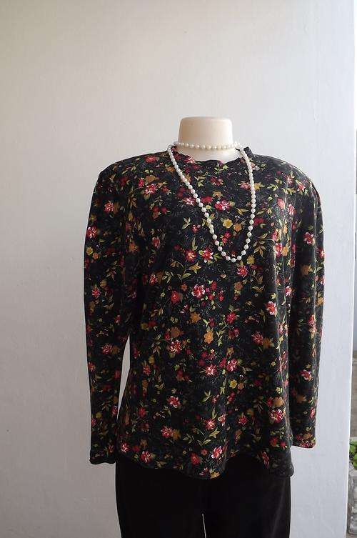 Very nice black floral top in 100% cotton by Mr George size 38/14.Round banded neck and long sleeves